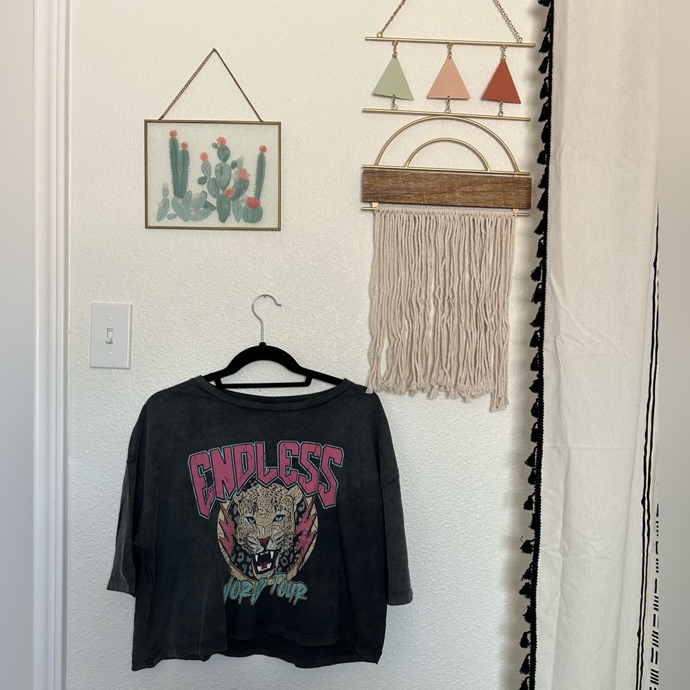 Vero Moda World Tour Crop Graphic Tee
